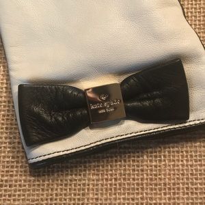 kate spade Accessories - Kate Spade Bow Tech Gloves kate spade Accessories - Kate Spade Bow Tech Gloves